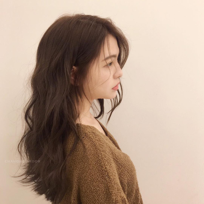 Xoăn sóng lơi: Kiểu tóc xoăn gợn nhẹ siêu tự nhiên, chẳng cần nhuộm mà vẫn trẻ, xinh hết nấc-7