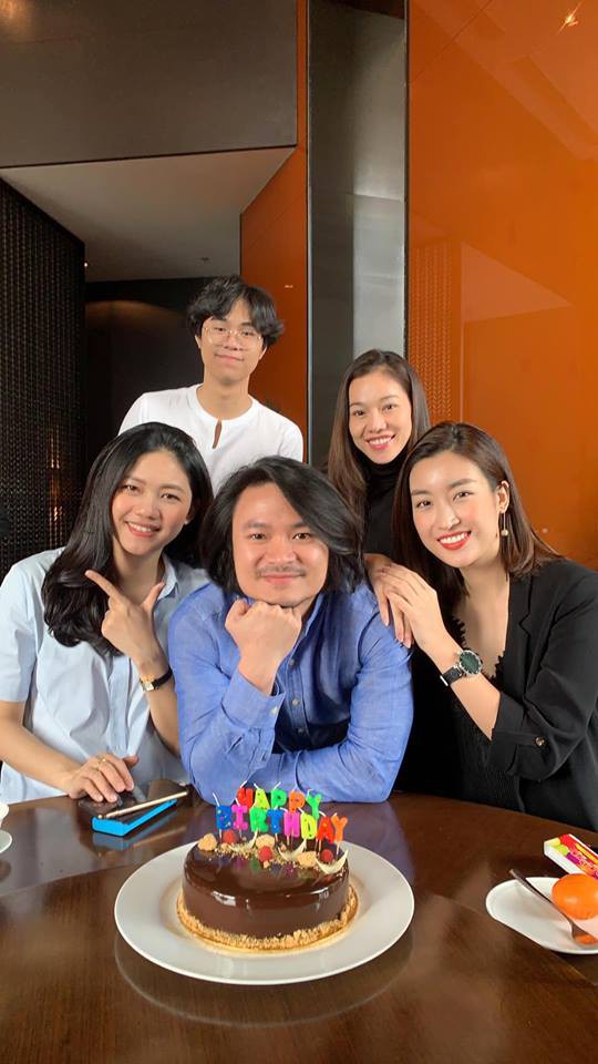 Á hậu Thanh Tú lần đầu công khai diện váy bầu, lộ vòng 2 khệ nệ trong hình ảnh mới nhất-2