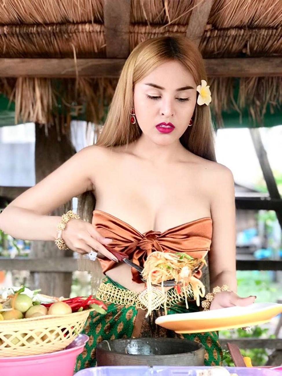 Quốc bảo mỹ nữ Campuchia hứa tiết chế thời trang sexy nhưng sự thật trái ngược-15