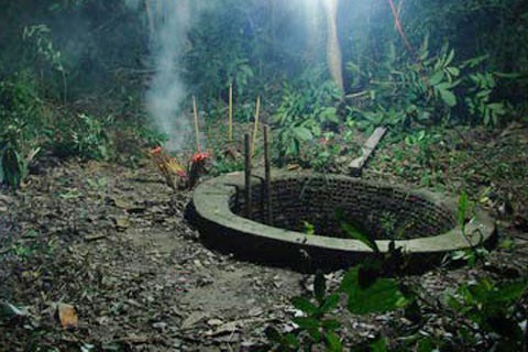 Bàng hoàng phát hiện thi thể bé gái 2 tuổi dưới giếng hoang-1