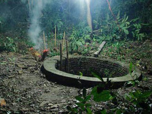 Nguyên nhân chấn động vụ phát hiện thi thể em bé trong thùng rác nhà vệ sinh: Bị mẹ siết cổ đến chết-2