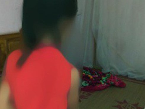 Vô tình xem camera an ninh, bàng hoàng thấy bạn đang giở trò đồi bại với con gái mình