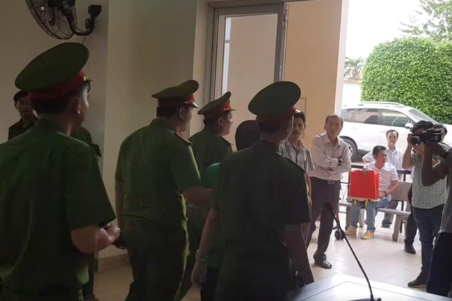 Vụ 2 bé gái chết vì tai nạn, bố mẹ ôm di ảnh cầu cứu khắp nơi: Hoãn phiên tòa, người mẹ khóc ngất-6