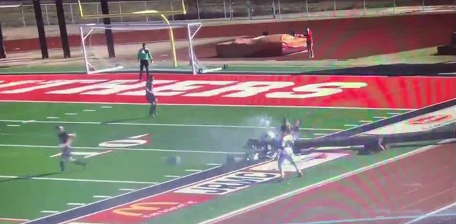 Cột đèn bất ngờ đổ sập tại sân vận động khiến 2 người bị thương-1