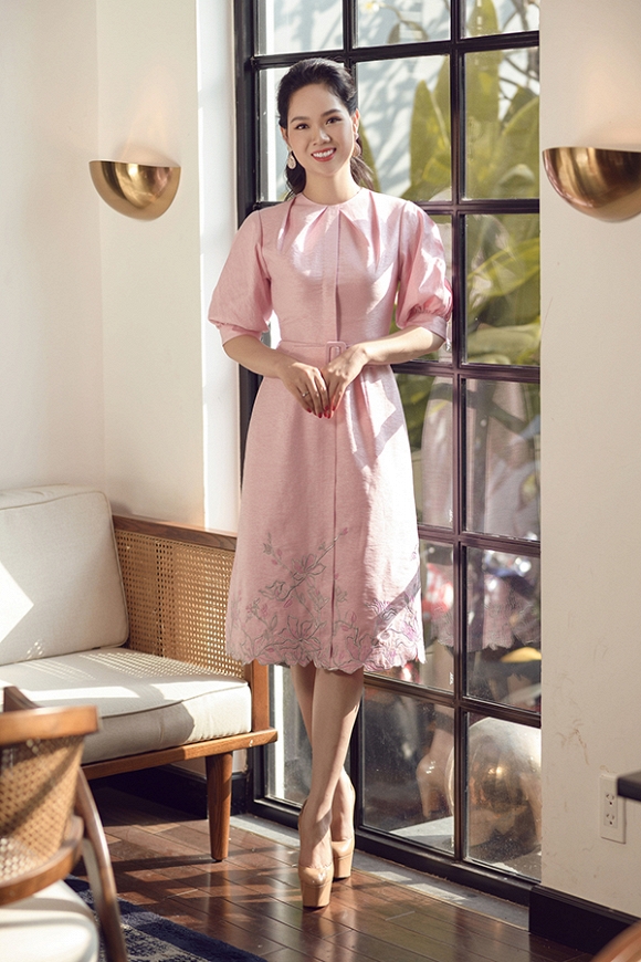 Hoa hậu Việt Nam 2002 Mai Phương diện váy đơn sắc khoe dáng-1