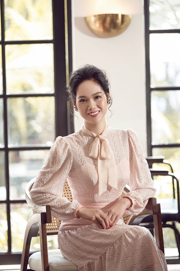 Hoa hậu Việt Nam 2002 Mai Phương diện váy đơn sắc khoe dáng-11