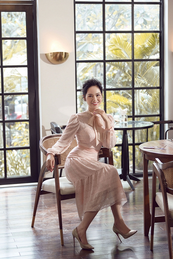 Hoa hậu Việt Nam 2002 Mai Phương diện váy đơn sắc khoe dáng-12