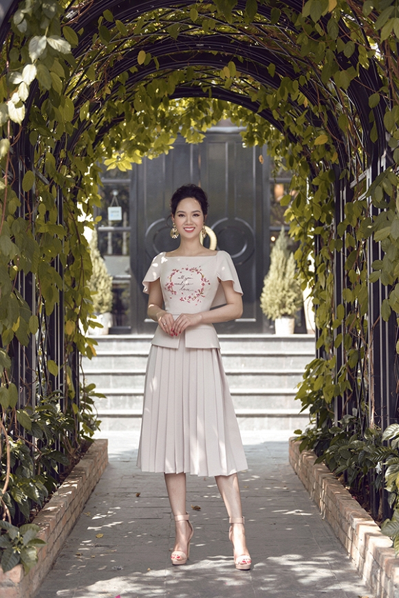 Hoa hậu Việt Nam 2002 Mai Phương diện váy đơn sắc khoe dáng-14