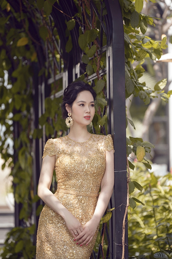 Hoa hậu Việt Nam 2002 Mai Phương diện váy đơn sắc khoe dáng-16