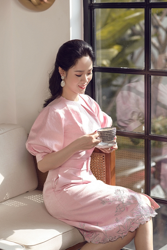 Hoa hậu Việt Nam 2002 Mai Phương diện váy đơn sắc khoe dáng-2