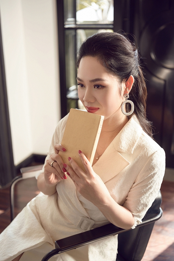 Hoa hậu Việt Nam 2002 Mai Phương diện váy đơn sắc khoe dáng-4