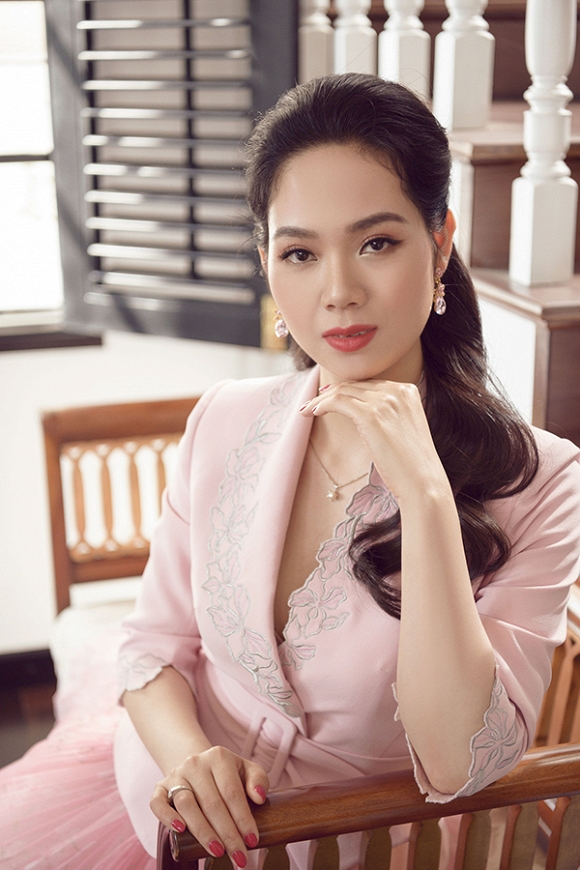 Hoa hậu Việt Nam 2002 Mai Phương diện váy đơn sắc khoe dáng-5