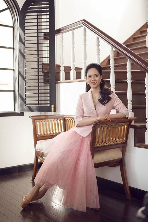 Hoa hậu Việt Nam 2002 Mai Phương diện váy đơn sắc khoe dáng-6