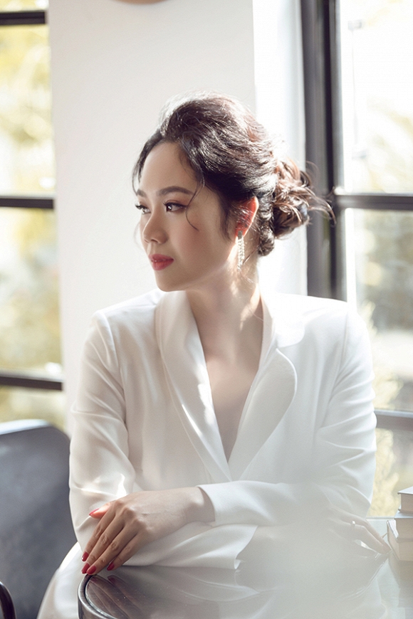 Hoa hậu Việt Nam 2002 Mai Phương diện váy đơn sắc khoe dáng-7