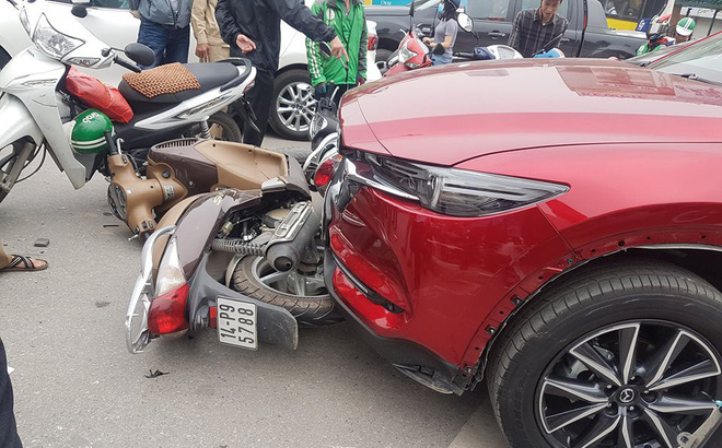 Mazda CX5 đâm liên hoàn ít nhất 5 xe máy-1