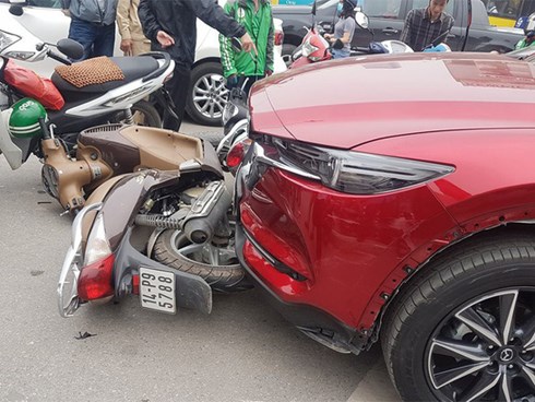 Mazda CX5 đâm liên hoàn ít nhất 5 xe máy