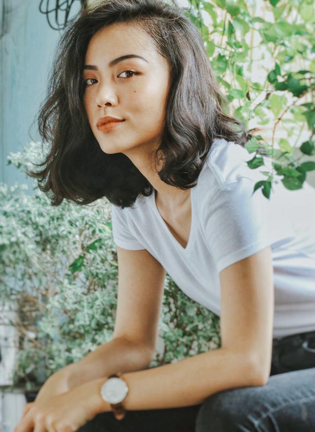 Bằng cách này, em gái sinh đôi Hà Tăng có rãnh bụng ăn đứt vòng eo 56 của Ngọc Trinh-1