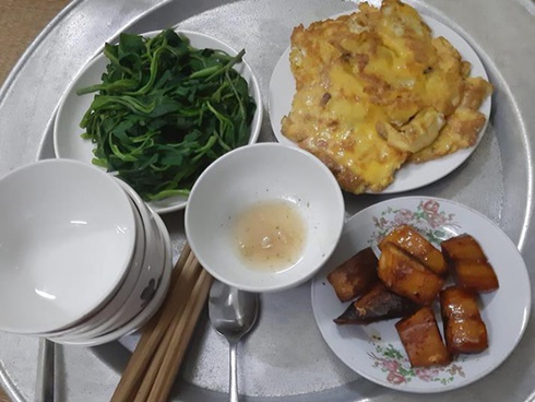 Ông bố trẻ khoe mâm cơm đơn giản rồi than trời, dân mạng chỉ thấy đáng yêu hết phần thiên hạ khi nhìn điều này-3