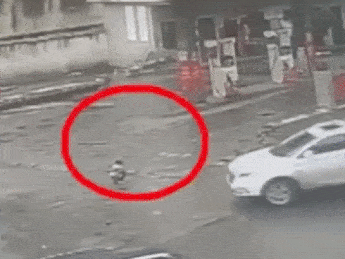 Cảnh tượng gây sốc khi người phụ nữ bị nam tài xế xe ô tô kéo lê trên đường trong cuộc tấn công tàn bạo-3