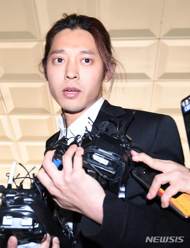 Kẻ biến thái” Jung Joon Young lộ diện tại sở cảnh sát, khung cảnh hỗn loạn phản ánh sự phẫn nộ của dư luận xứ Hàn-5