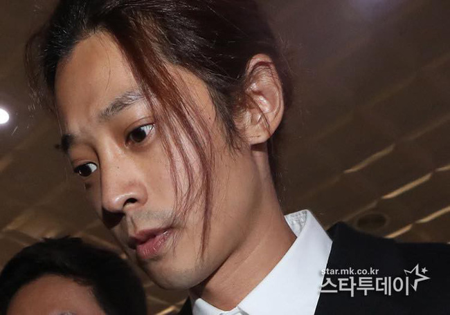Kẻ biến thái” Jung Joon Young lộ diện tại sở cảnh sát, khung cảnh hỗn loạn phản ánh sự phẫn nộ của dư luận xứ Hàn-6