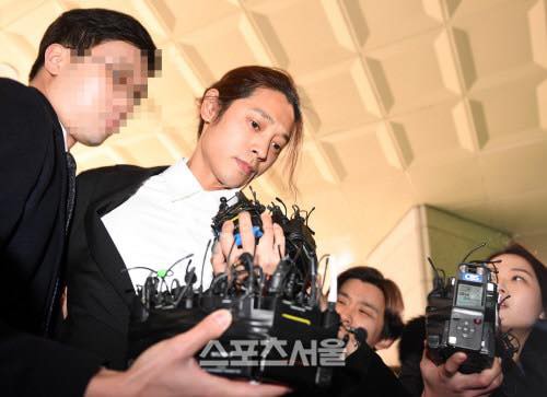 Kẻ biến thái” Jung Joon Young lộ diện tại sở cảnh sát, khung cảnh hỗn loạn phản ánh sự phẫn nộ của dư luận xứ Hàn-7