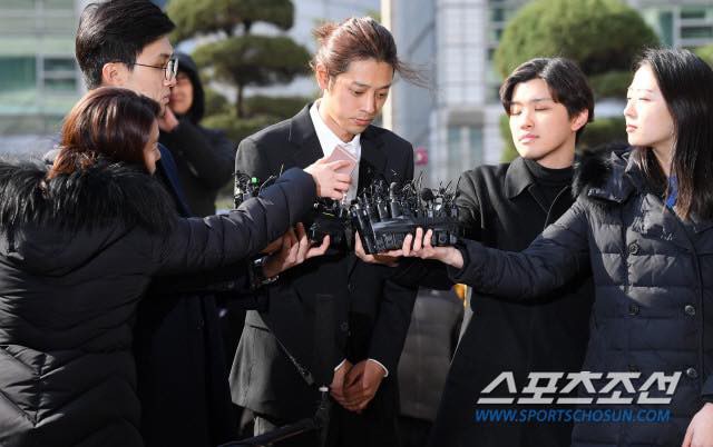 Kẻ biến thái” Jung Joon Young lộ diện tại sở cảnh sát, khung cảnh hỗn loạn phản ánh sự phẫn nộ của dư luận xứ Hàn-2