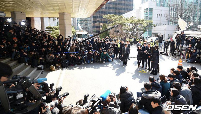 Kẻ biến thái” Jung Joon Young lộ diện tại sở cảnh sát, khung cảnh hỗn loạn phản ánh sự phẫn nộ của dư luận xứ Hàn-3