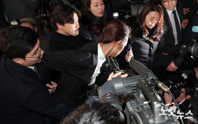 Kẻ biến thái” Jung Joon Young lộ diện tại sở cảnh sát, khung cảnh hỗn loạn phản ánh sự phẫn nộ của dư luận xứ Hàn-9
