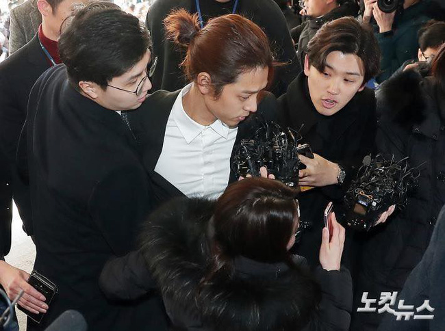 Kẻ biến thái” Jung Joon Young lộ diện tại sở cảnh sát, khung cảnh hỗn loạn phản ánh sự phẫn nộ của dư luận xứ Hàn-10