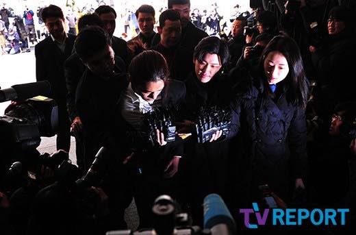 Kẻ biến thái” Jung Joon Young lộ diện tại sở cảnh sát, khung cảnh hỗn loạn phản ánh sự phẫn nộ của dư luận xứ Hàn-11