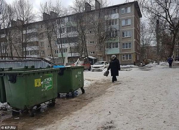 Phẫn nộ bà mẹ nhẫn tâm vứt con vừa sinh vào thùng rác để tiếp tục nhậu nhẹt-1