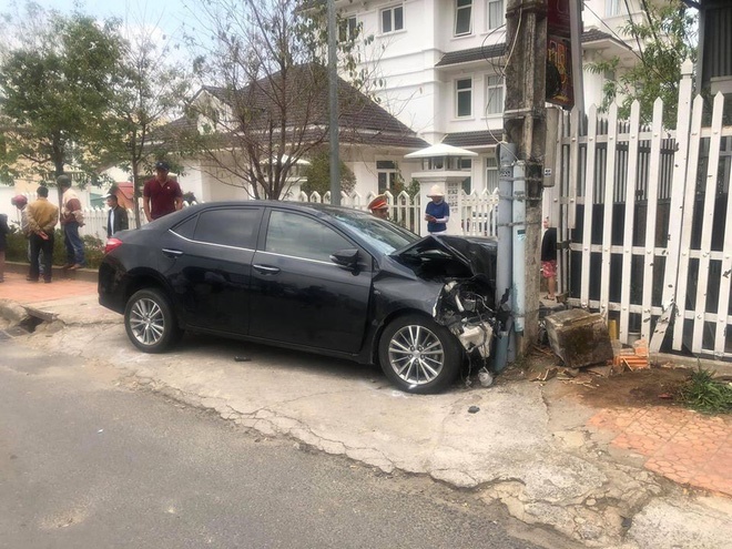 Ngồi trong ô tô đầu nát bét sau tai nạn liên hoàn, nam thanh niên vẫn lắc lư theo nhạc-1