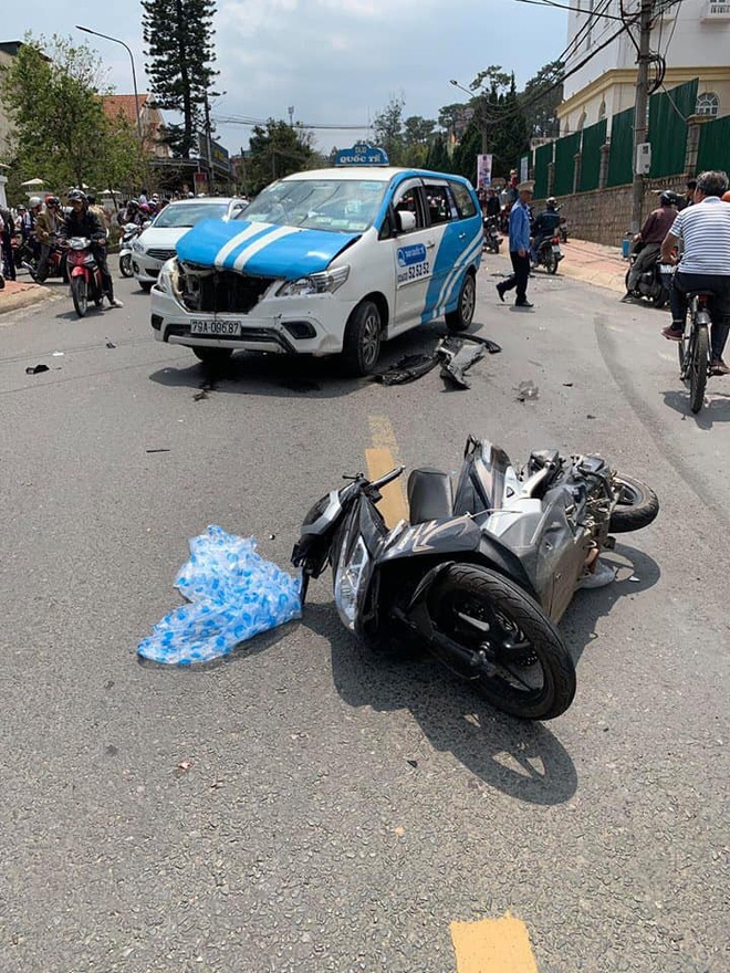 Ngồi trong ô tô đầu nát bét sau tai nạn liên hoàn, nam thanh niên vẫn lắc lư theo nhạc-2