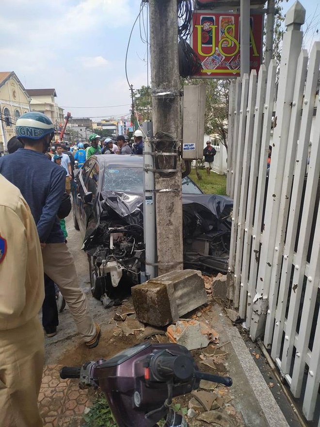 Ngồi trong ô tô đầu nát bét sau tai nạn liên hoàn, nam thanh niên vẫn lắc lư theo nhạc-3