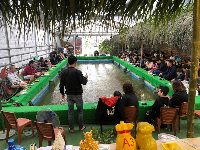 Chi tiền triệu câu thử tôm càng xanh giữa phố Hà Nội-1