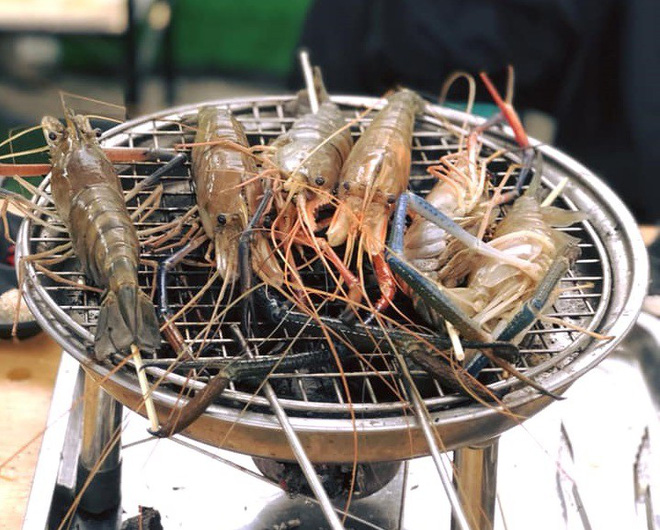 Chi tiền triệu câu thử tôm càng xanh giữa phố Hà Nội-3