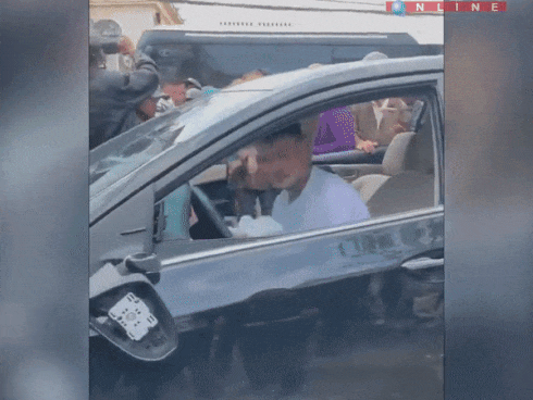 Clip sốc: Tông hàng loạt xe máy và taxi, thanh niên vẫn ngồi lắc lư