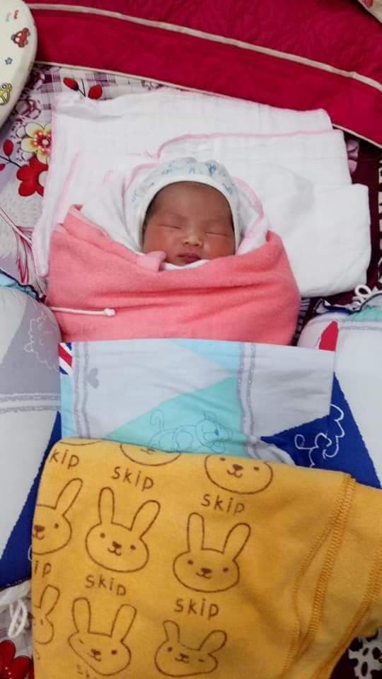 Bé gái 1 ngày tuổi bị bỏ rơi kèm bức thư của mẹ: Mẹ xin lỗi vì sinh ra nhưng không thể bên con và nuôi con-1