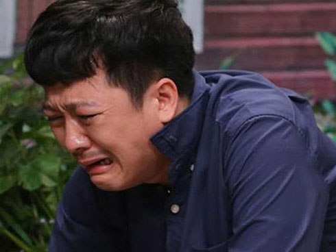 Hành động bất thường: Trường Giang nhất định né” ống kính may quay khi đi nhận giải thưởng trên thảm đỏ và thậm chí là sân khấu-4