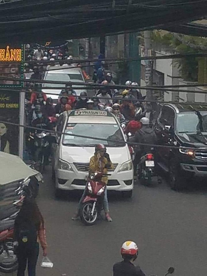 Cả phố đứng chờ chị gái ninja... nấu cháo điện thoại - bức ảnh gây nhức nhối nhất sáng nay-1