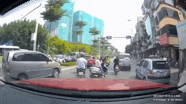 Cả phố đứng chờ chị gái ninja... nấu cháo điện thoại - bức ảnh gây nhức nhối nhất sáng nay-2