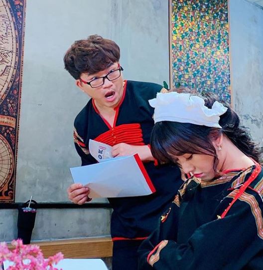 Hiếm lắm mới bình luận bài viết của Hari Won, Trấn Thành nói thế này khi bà xã ngủ gật ở trường quay-3