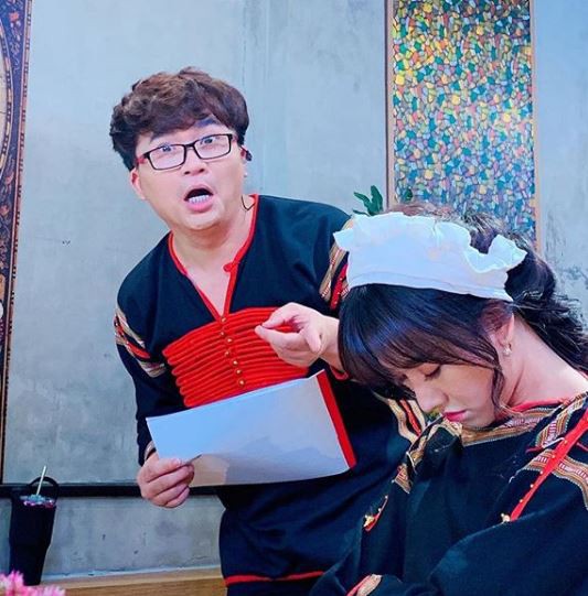 Hiếm lắm mới bình luận bài viết của Hari Won, Trấn Thành nói thế này khi bà xã ngủ gật ở trường quay-4