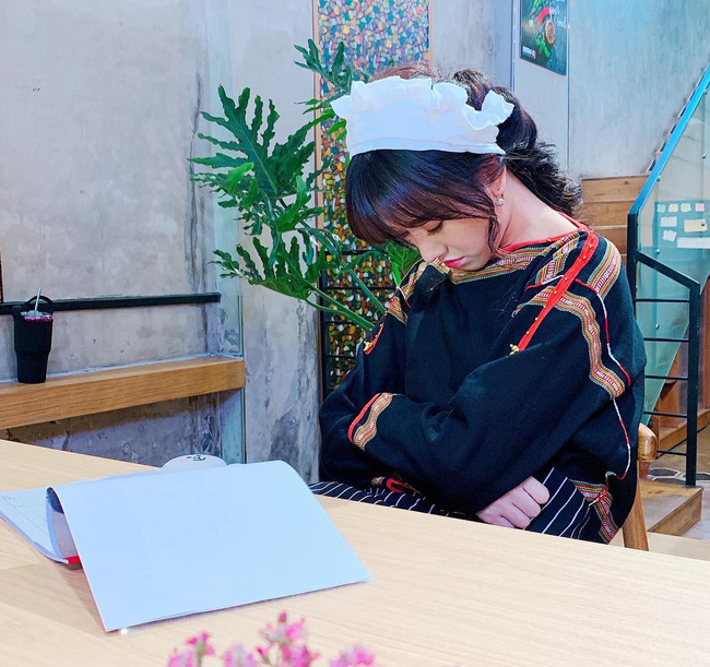 Hiếm lắm mới bình luận bài viết của Hari Won, Trấn Thành nói thế này khi bà xã ngủ gật ở trường quay-1