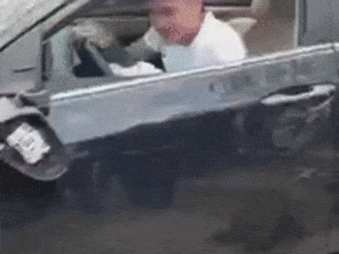 Cận cảnh khoảnh khắc tàu hỏa đâm ngang ô tô, kéo lê gần trăm mét-3