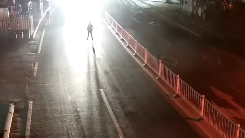 Ra giữa đường đứng định thử lòng vợ, thanh niên say rượu bị xe tải đâm văng xa chục mét-2