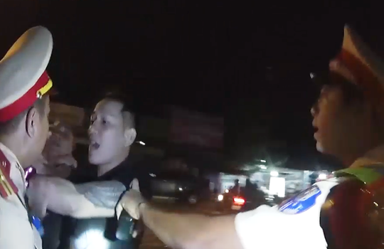 Bị kiểm tra nồng độ cồn, côn đồ dọa lấy súng bắn CSGT-1