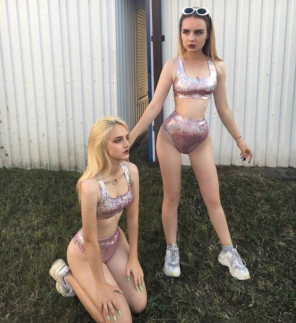 Búp bê song sinh nước Nga gây sốc vì eo bé chỉ bằng gang tay-1