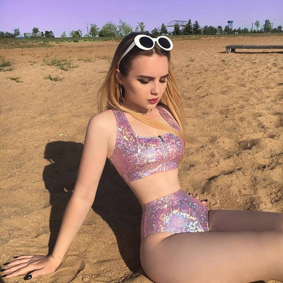 Búp bê song sinh nước Nga gây sốc vì eo bé chỉ bằng gang tay-2